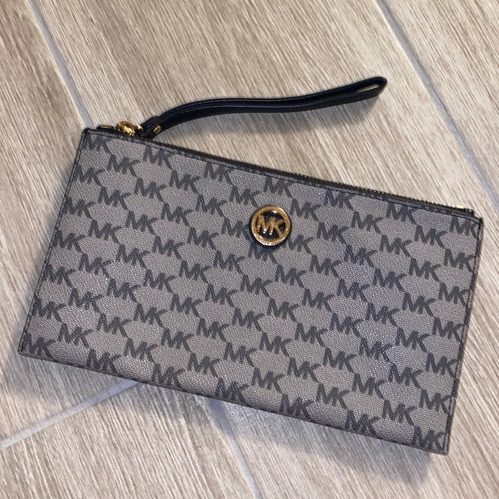 NWOT Michael Kors Grey Clutch/Wallet/Wristlet